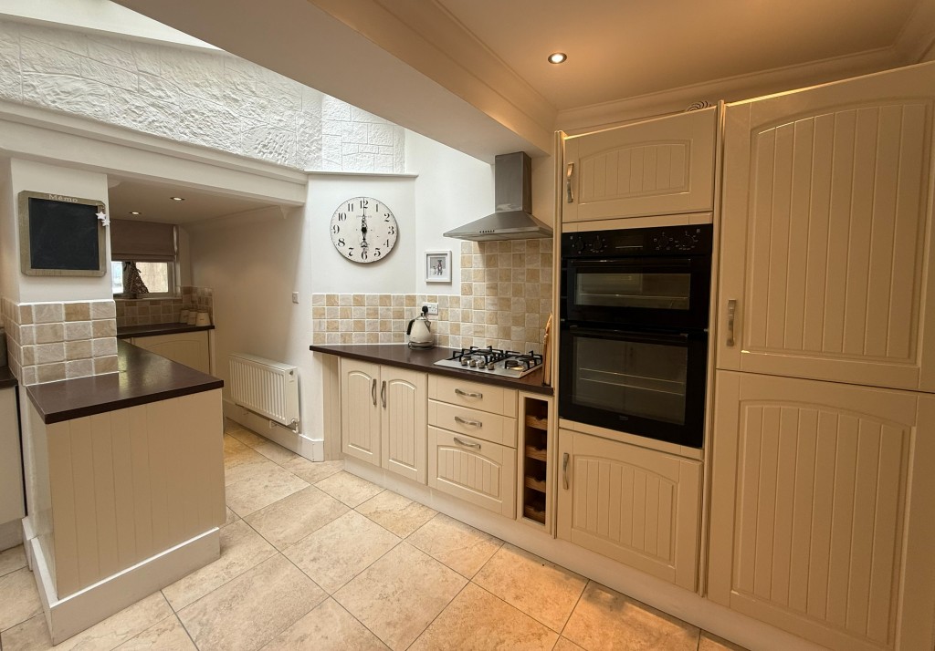 Lot: 159 - THREE-BEDROOM COTTAGE CLOSE TO TOWN CENTRE AND SEAFRONT - Alternate View of the Kitchen